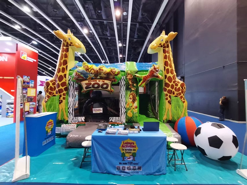 Leisure Activities® носи зоологическата градина на IAAPA EXPO ASIA със спиращ шоуто 4-метров надуваем замък